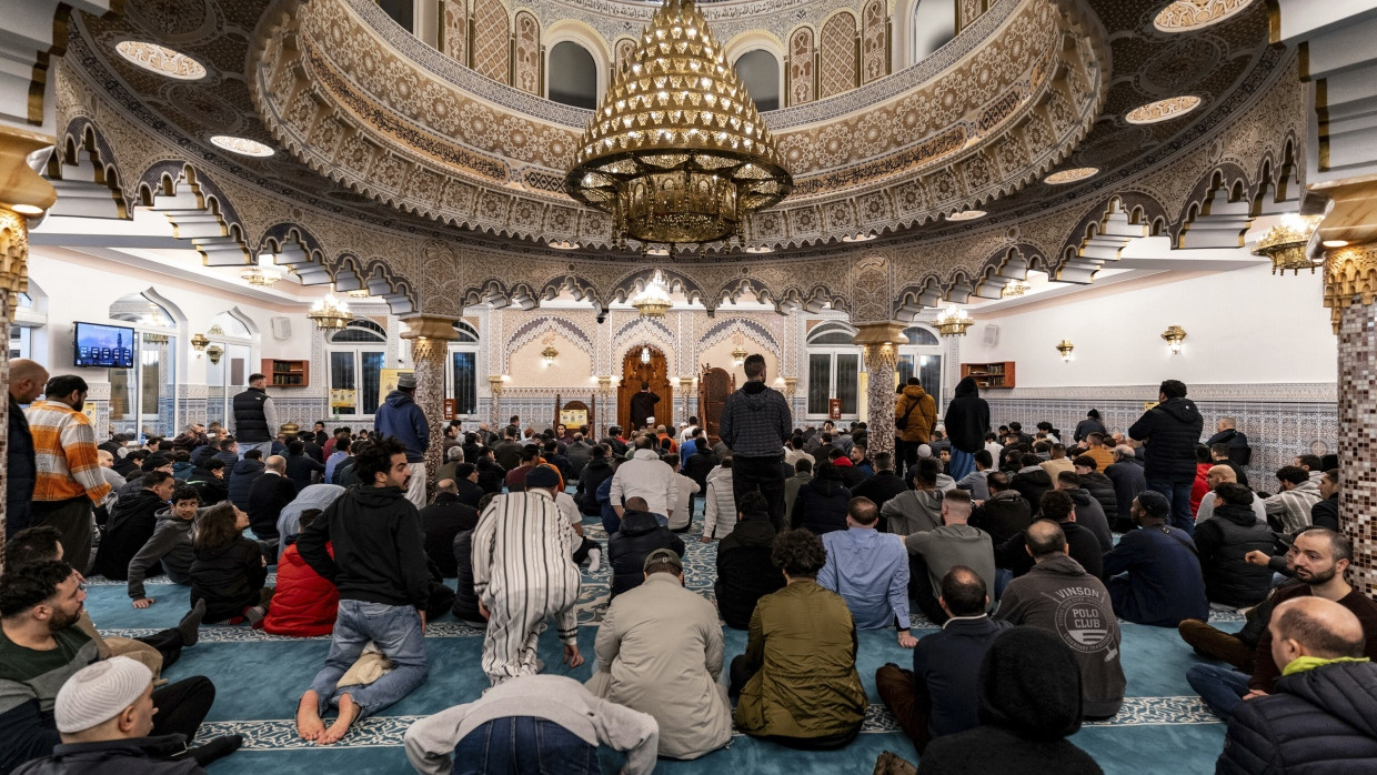 Muslime beim abendlichen Gebet in der Abu Bakr-Moschee in Frankfurt am Main