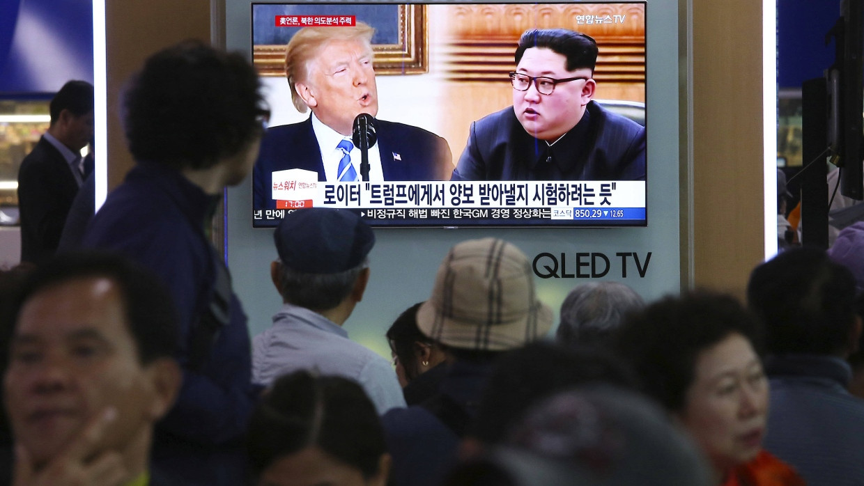 Menschen in Seoul verfolgen Berichte über das Treffen von Amerikas Präsident Donald Trump und Nordkoreas Machthaber Kim Jong-un