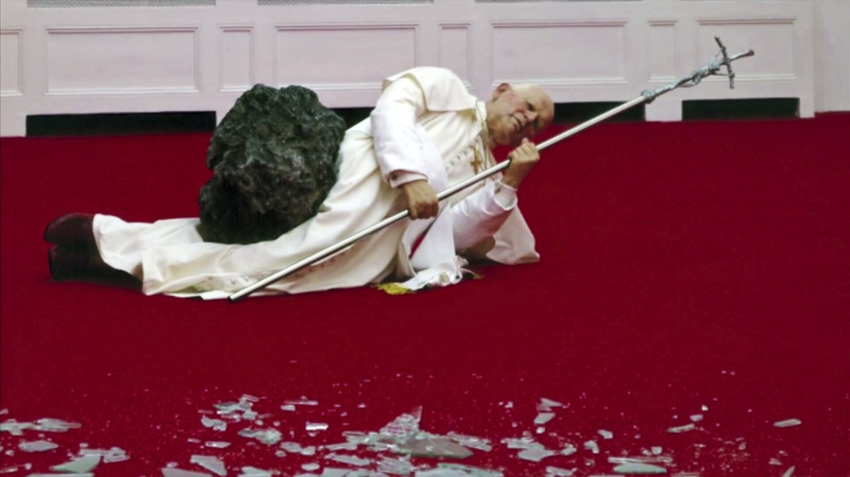 Schwerer Schlag für den Vatikan: Maurizio Cattelans Plastik „Die neunte Stunde“ von 2016 mit der Wachseffigie von Papst Johannes Paul II., der von einem Meteoriten getroffen wurde.