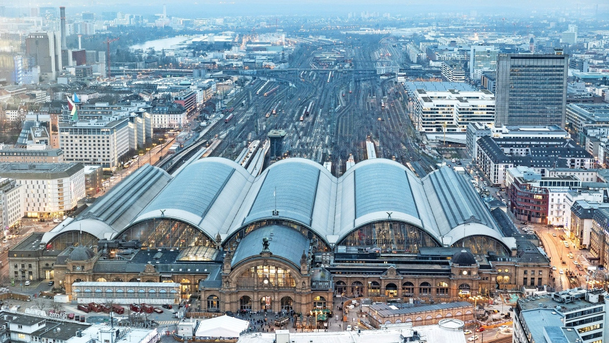 Vor einer neuerlichen Erweiterung des Frankfurter Hauptbahnhofs ist die Rede: Der geplante Fernbahntunnel soll links entlanggeführt werden, halb unter der linken der fünf Hallen, halb unter der Mannheimer Straße daneben.