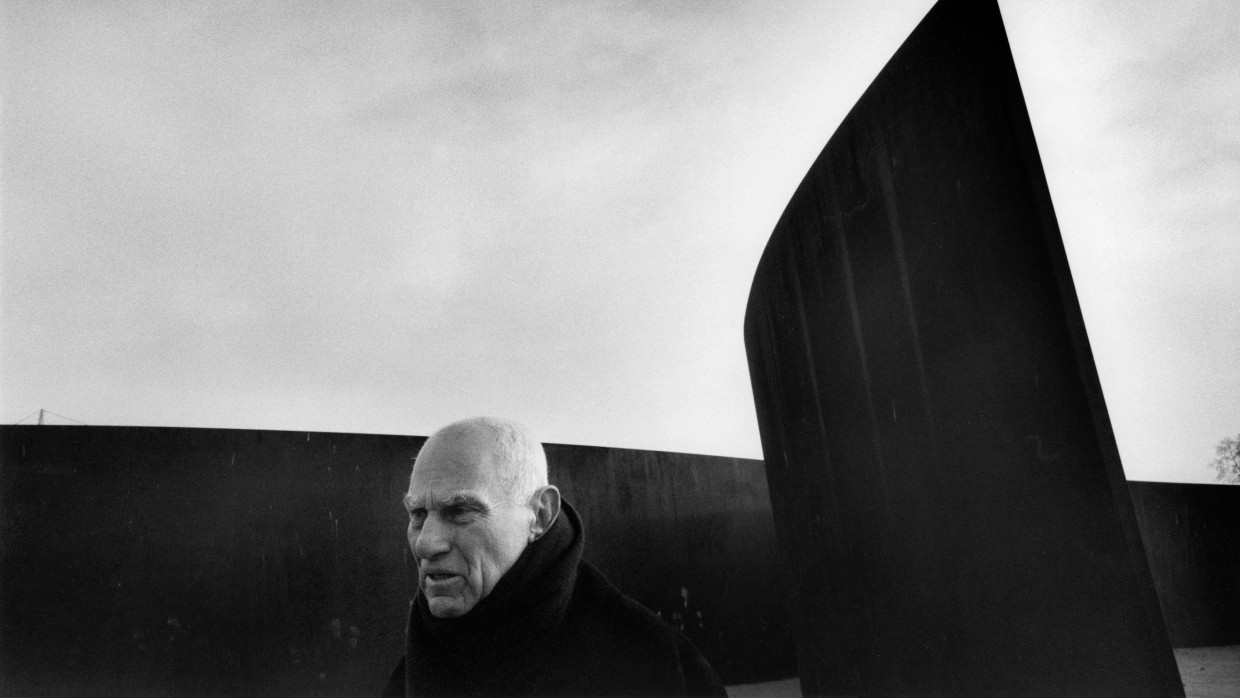 Richard Serra inmitten von „Clara Clara“, der Doppelspirale, die 2008 noch einmal an dem Ort in Paris aufgestellt wurde, für den sie geschaffen worden war.