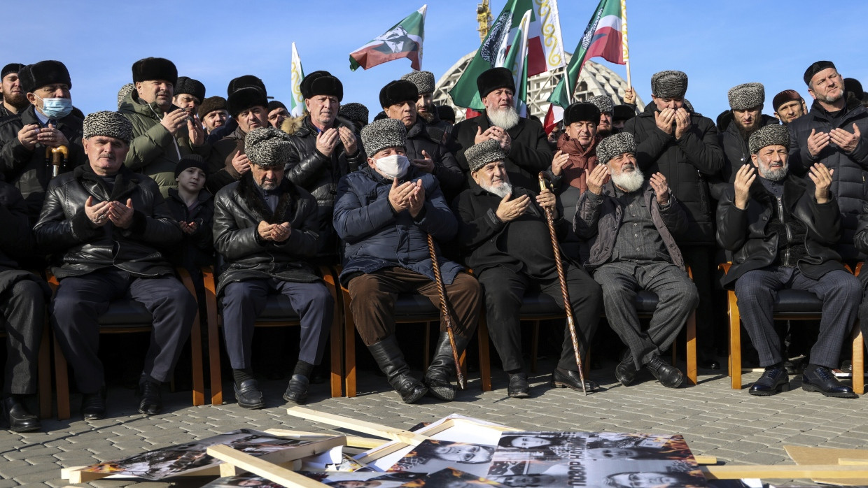 Demonstranten verbrennen Bilder des verfolgten Kadyrow-Kritikers Sajdi Jangulbajew und seiner Familie am 2. Februar in Grosnyj.