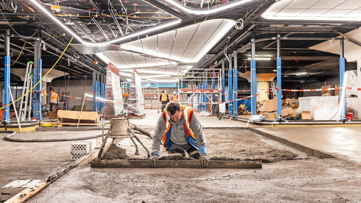 Hier wird noch gewerkelt: Auf der ausgegossenen Betonschicht finden sich bald helle Fliesen.