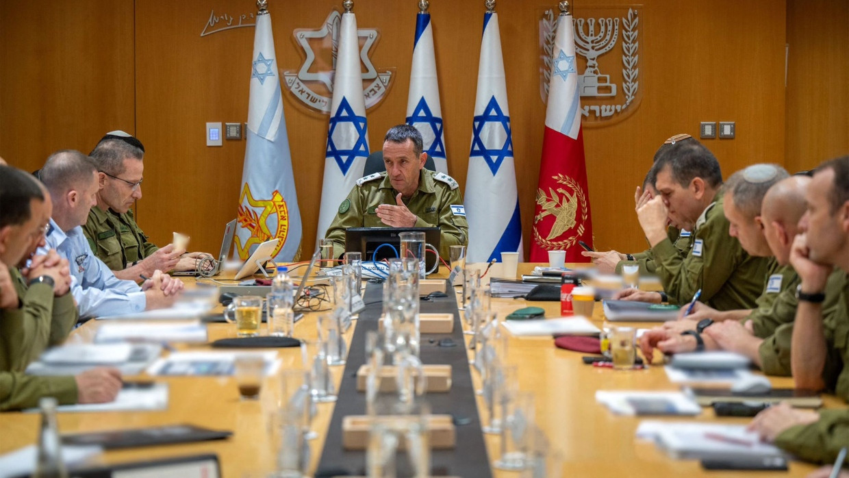 Israels Generalstabschef Herzi Halevi leitet eine Sitzung.