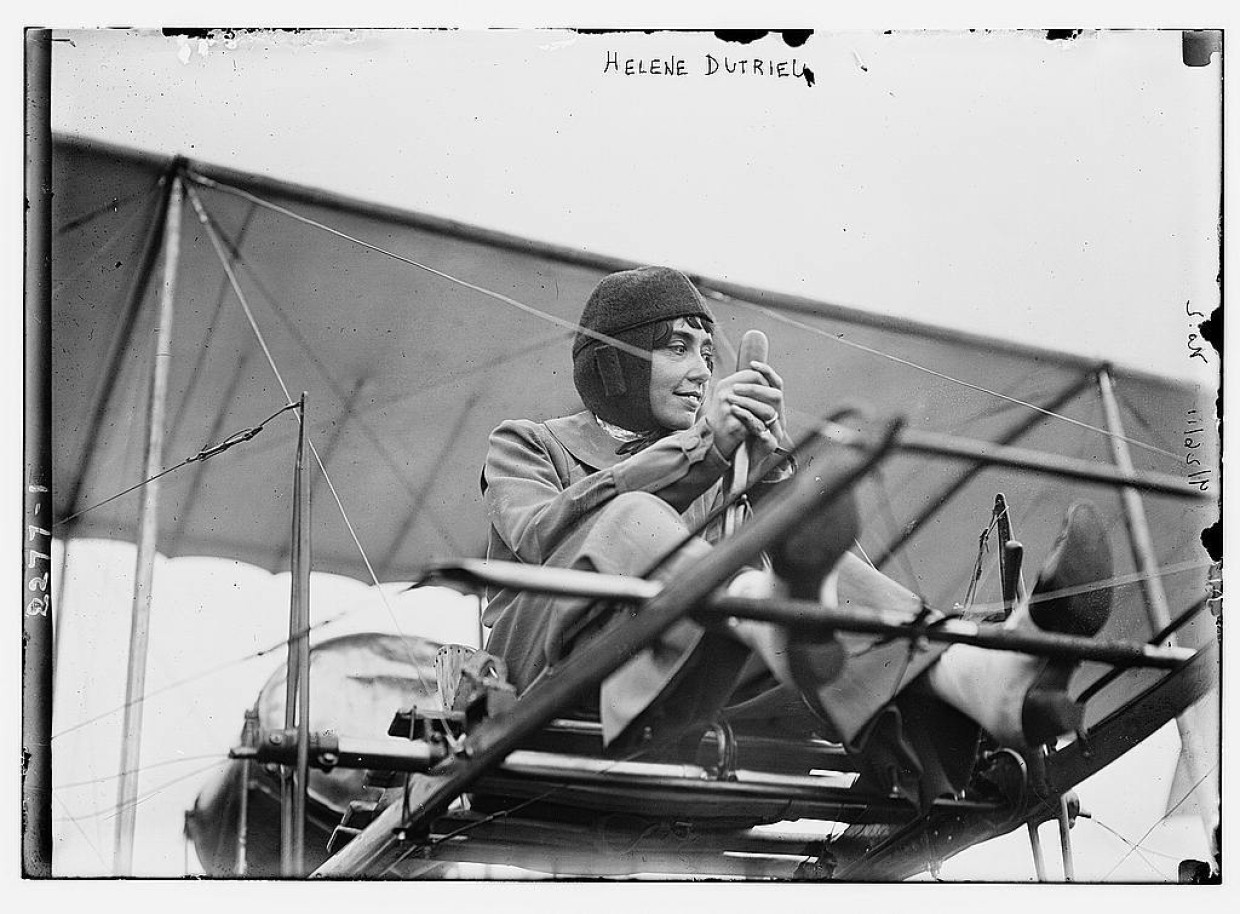 Hélène Dutrieu („Der menschliche Pfeil“), belgische Radrennfahrerin, Artistin, Pilotin und erste weibliche Trägerin eines Ritterkreuzes der französischen Ehrenlegion, auf einer undatierten Aufnahme