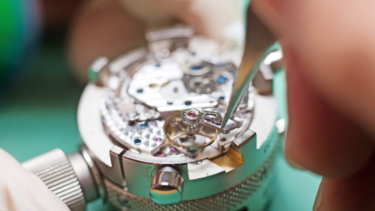 Mit Liebe zum Detail: Arbeit an einem Uhrwerk der Valjoux 7750 in der Uhrmacherwerkstatt.