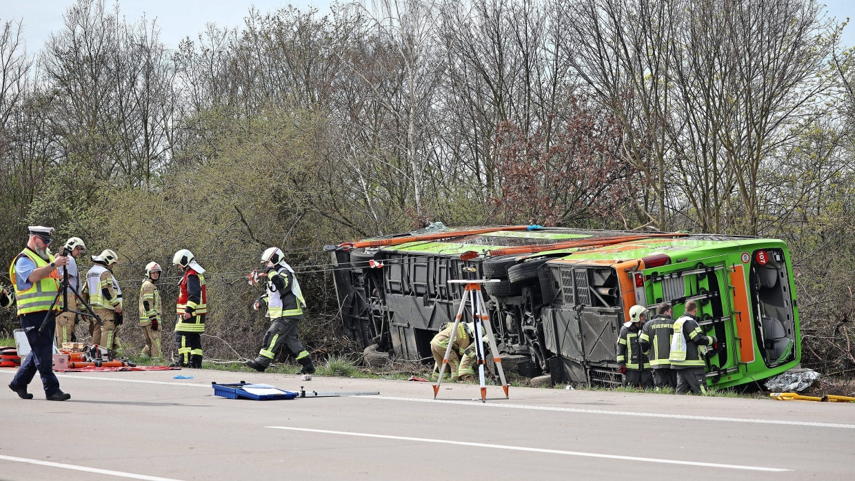 In Schkeuditz: Einsatzkräfte sichern am Mittwoch den Reisebus, der auf der Autobahn 9 verunglückt ist.