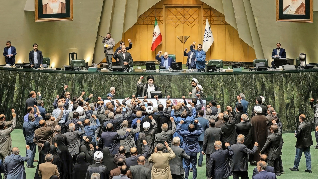 Jubel im iranischen Parlament: Abgeordnete feiern den Start der Drohnen Richtung Israel.