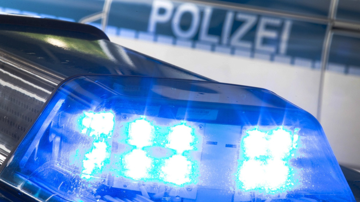 Ein Blaulicht leuchtet auf dem Dach eines Polizeiwagens.