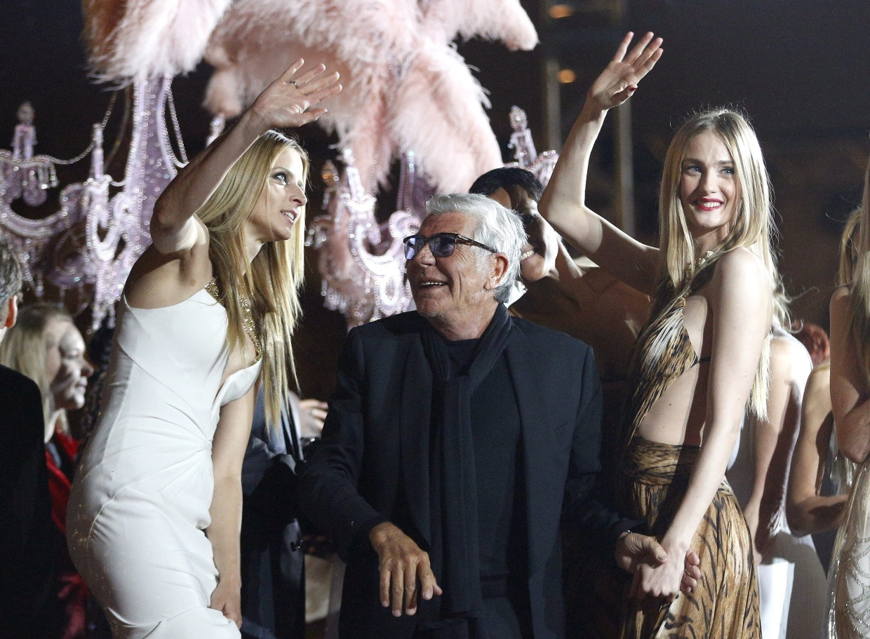 Roberto Cavalli 2013 in Wien mit dem deutschen Model Eva Padberg (links) und ihrer italienischen Kollegin Eva Riccobono