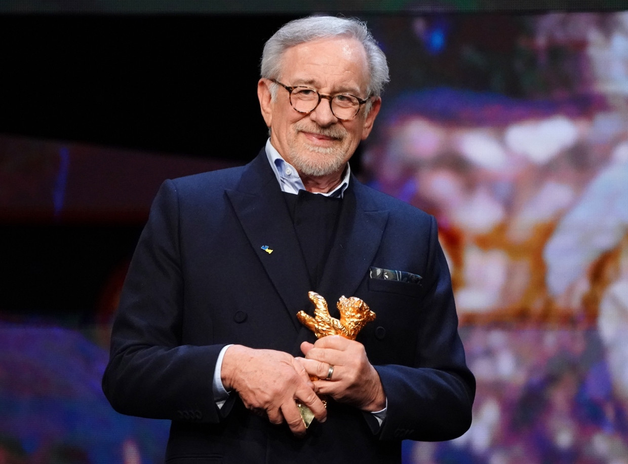 Steven Spielberg nimmt in Berlin den Ehrenbären für sein Lebenswerk in Empfang.