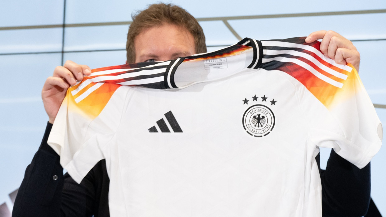 Die Tage der Streifen sind gezählt: Bundestrainer Julian Nagelsmann zeigt das EM-Trikot des DFB-Teams.