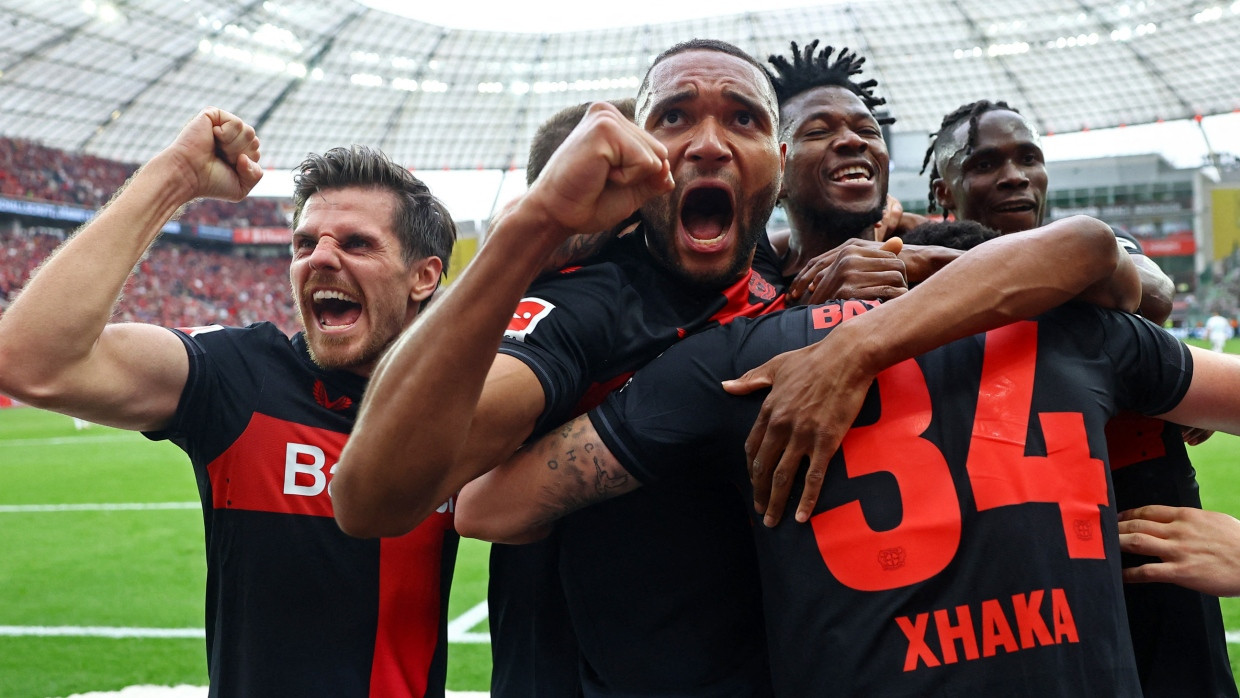 Jubeln ausgelassen: Die Fußballprofis von Bayer Leverkusen sind deutscher Meister.