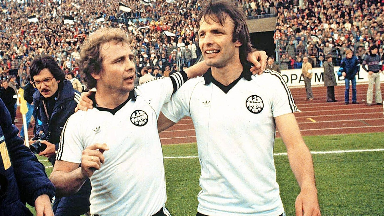 Von der Eintracht vereint: Bernd Hölzenbein (links) und Karl-Heinz Körbel, hier 1981