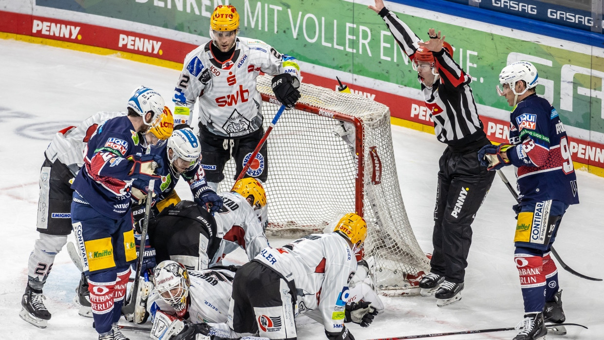 Turbulentes erstes Finale: Pinguins behaupten sich gegen Eisbären