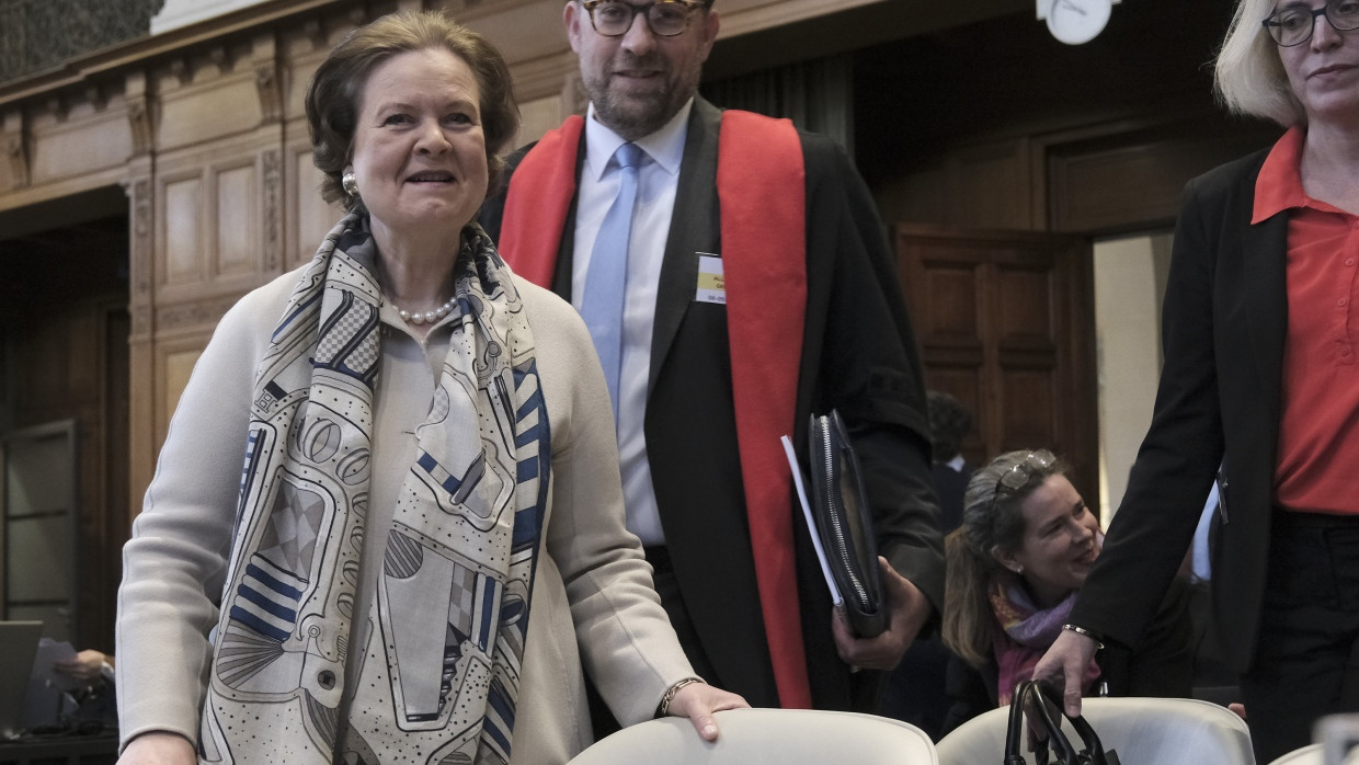 Wird Deutschland in Den Haag verteidigen: Tania von Uslar-Gleichen (l), Justiziarin und Leiterin der Rechtsabteilung des Auswärtigen Amtes.
