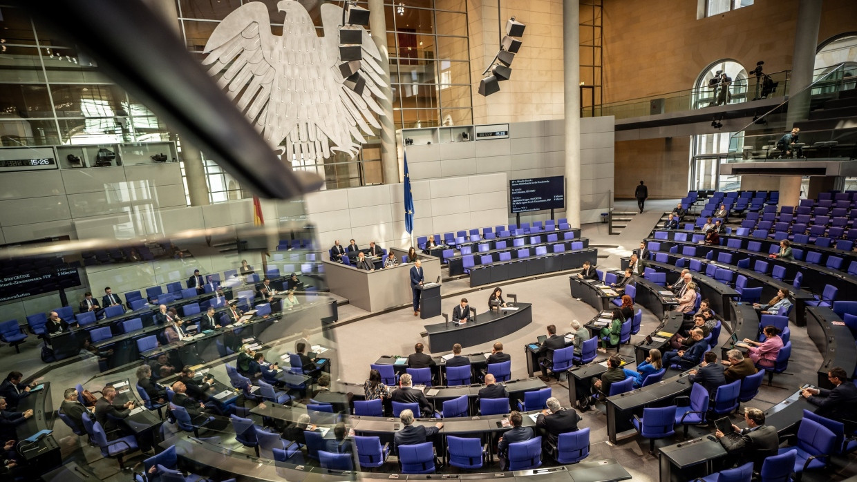 Berlin: In einer Aktuelle Stunde debattieren die Parlamentarier zum „Taurus-Abhörskandal“ der Bundeswehr.