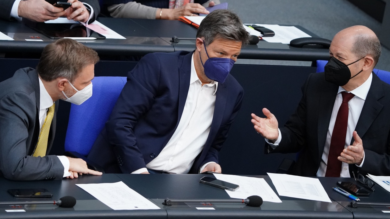 Mit Corona-Maske: Finanzminister Christian Lindner (links, FDP), Wirtschaftsminister Robert Habeck (Grüne) und Bundeskanzler Olaf Scholz (SPD) am 2. April 2022 im Bundestag