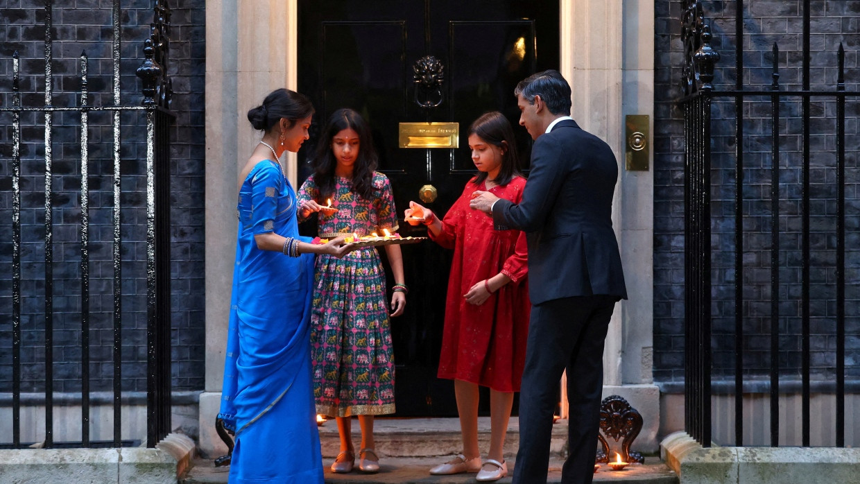 Der englische Premierminister Rishi Sunak steht mit seiner Frau und seinen Kindern vor der Downing Street 10.