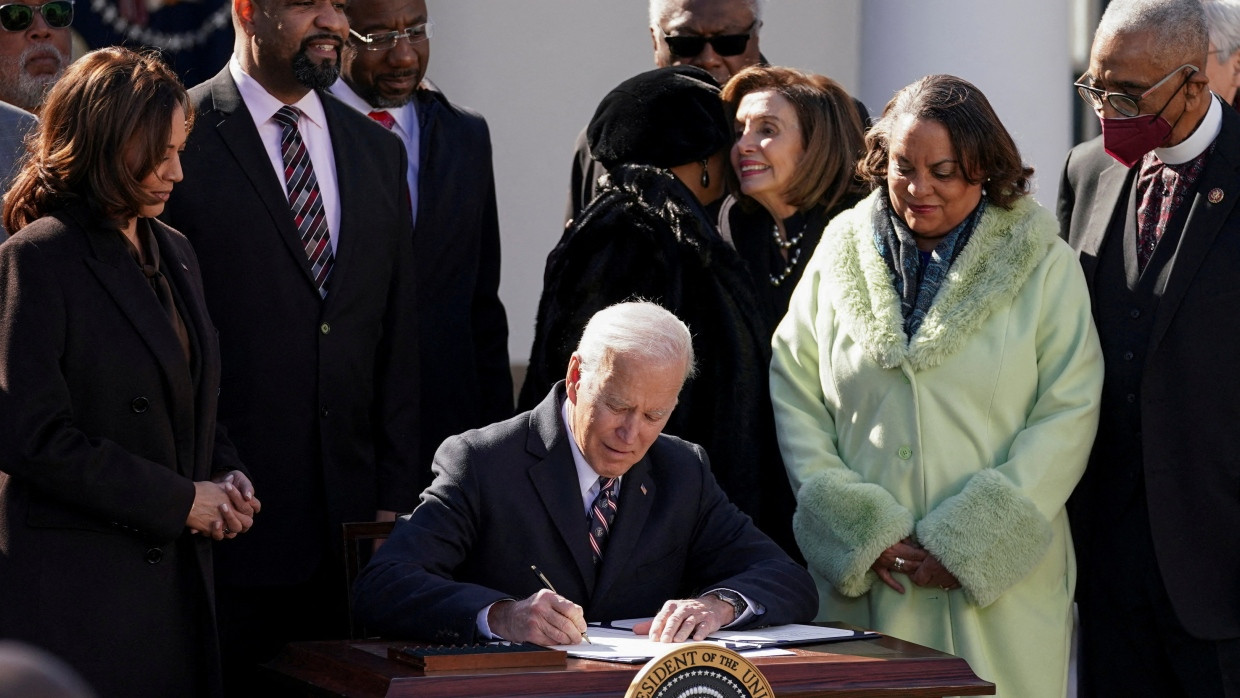 Joe Biden unterschreibt im Beisein von Michelle Duster, Ur-Enkelin der Bürgerrechtlerin Ida B. Wells, den Emmett-Till-Anti-Lynching-Act.