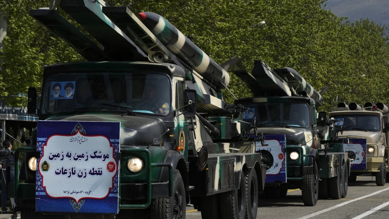 In Teheran werden am Mittwoch Raketen auf Lastwagen während der Parade zum Tag der Armee auf einem Militärstützpunkt transportiert.