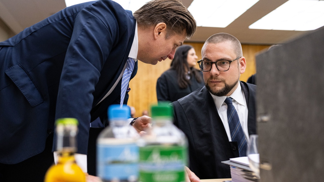Der AfD-Europaabgeordnete Maximilian Krah mit dem Rechtsanwalt Christian Conrad am Donnerstag in Münster