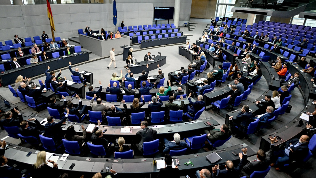Beschluss zur Bezahlkart: Das Parlament stimmte am Freitag in Berlin mit der überwiegenden Zahl der Stimmen der Ampel-Fraktionen SPD, Grüne und FDP dafür, auch die AfD und das BSW votierten dafür.