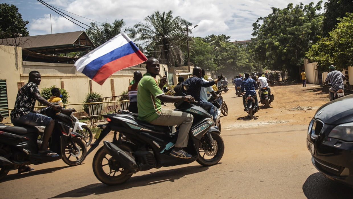 Oktober 2022: Ein Anhänger von Hauptmann Traore schwenkt eine russische Fahne auf einem Motorrad in Ouagadougou, Burkina Faso.