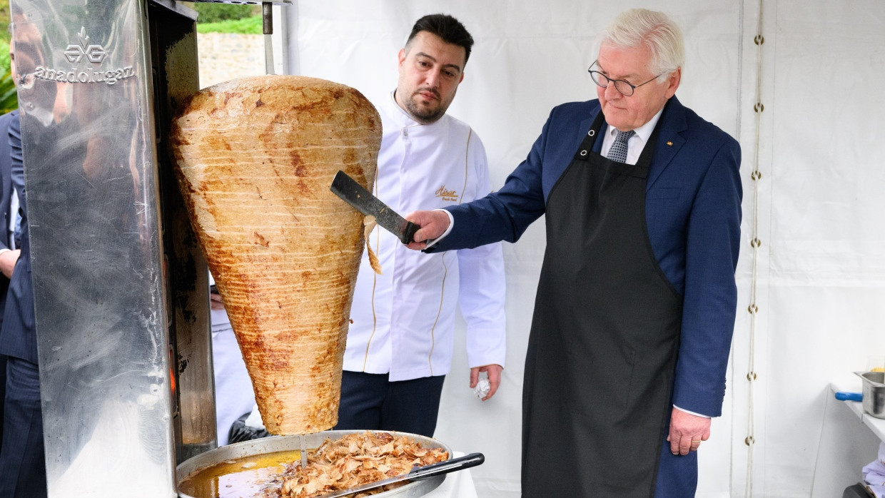 „Deutsches Nationalgericht“:Bundespräsident Steinemeier serviert mit dem Berliner Gastronomen Arif Keles einen Döner.