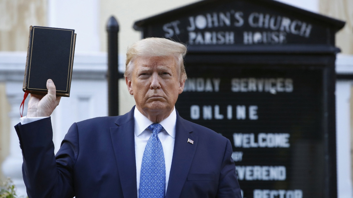 Donald Trump posierte 2020 mit einer Bibel vor einer Kirche in Washington, wo er kurz zuvor friedliche Demonstranten mit Tränengas vertreiben ließ.