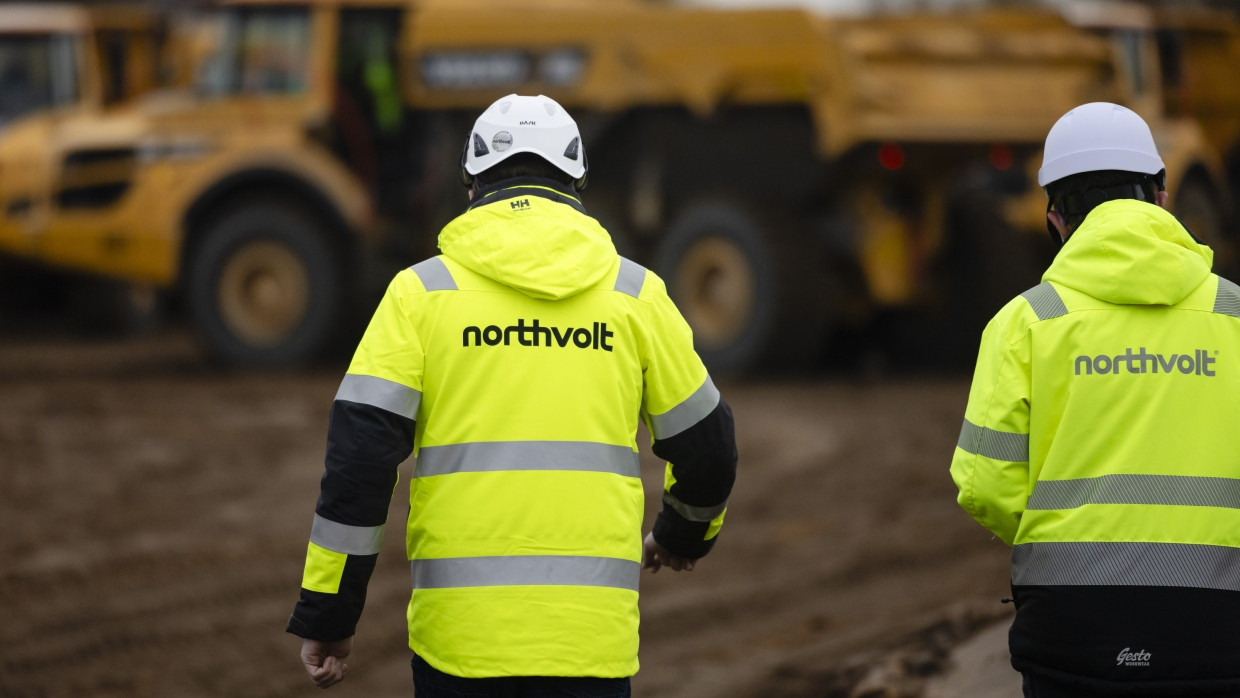 Zwei Mitarbeiter der Firma Nothvolt gehen über eine Baustelle im Kreis Dithmarschen.