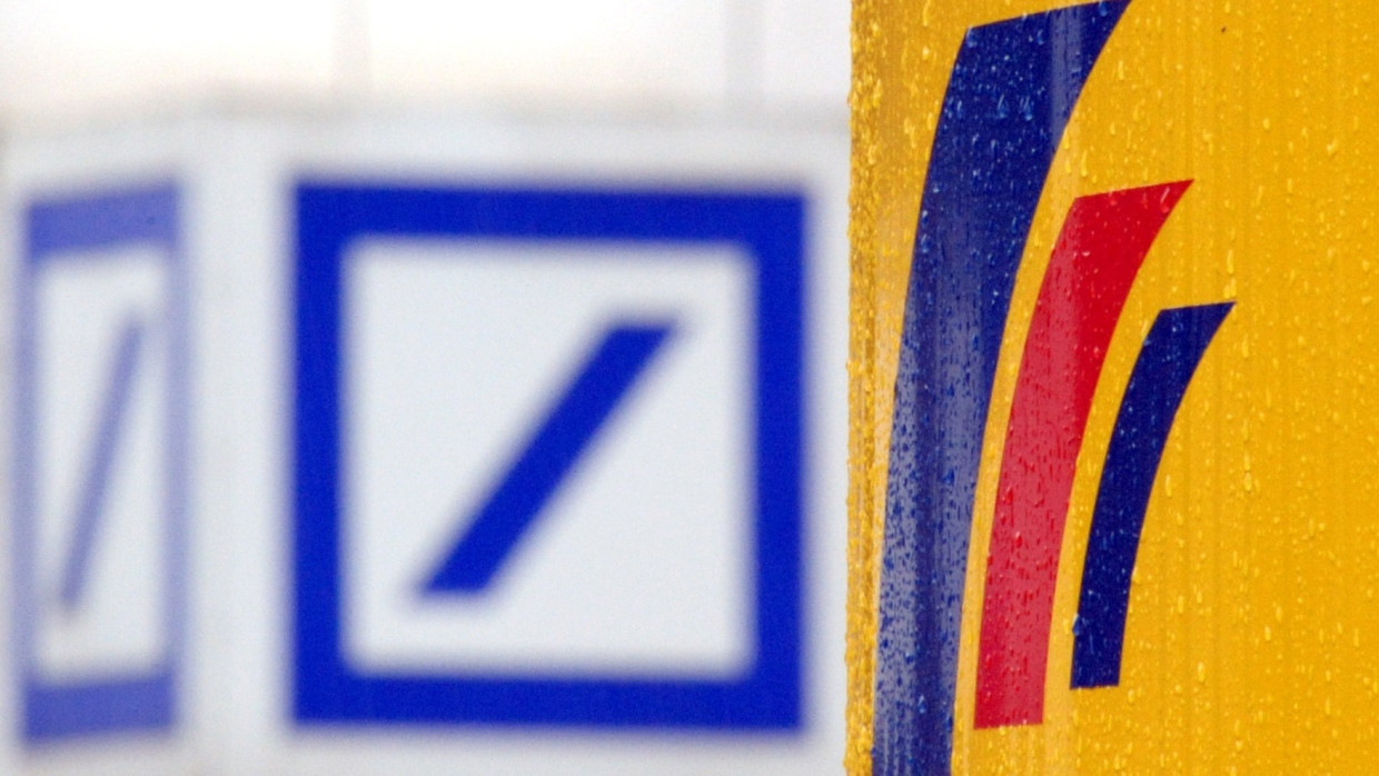Die Logos der Deutschen Bank und ihrer Marke Postbank.