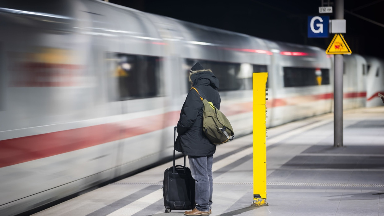 Bahnfahren ist beliebt, doch viele Fahrgäste fühlen sich angesichts von Streiks, Ausfällen und Verspätungen im wahrsten Sinn des Wortes stehen gelassen.