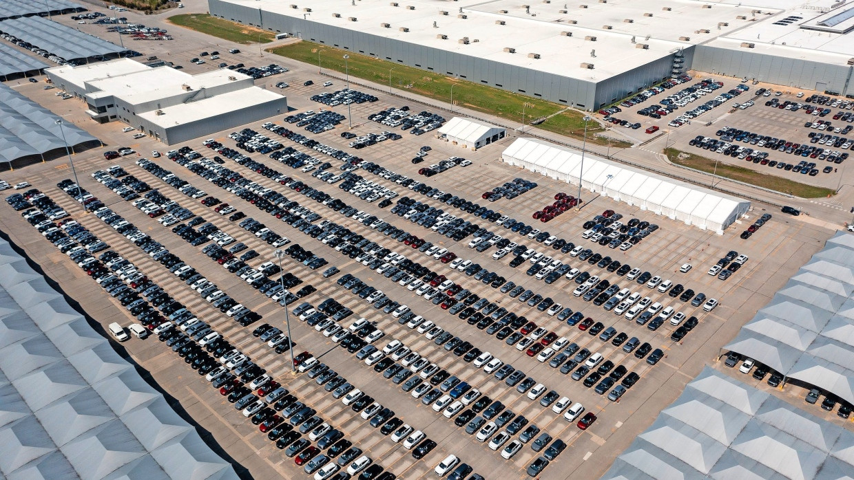 Weiße Fahrzeuge scheinen derzeit weniger gefragt: Volkswagen-Werk mit Stellflächen in Chattanooga