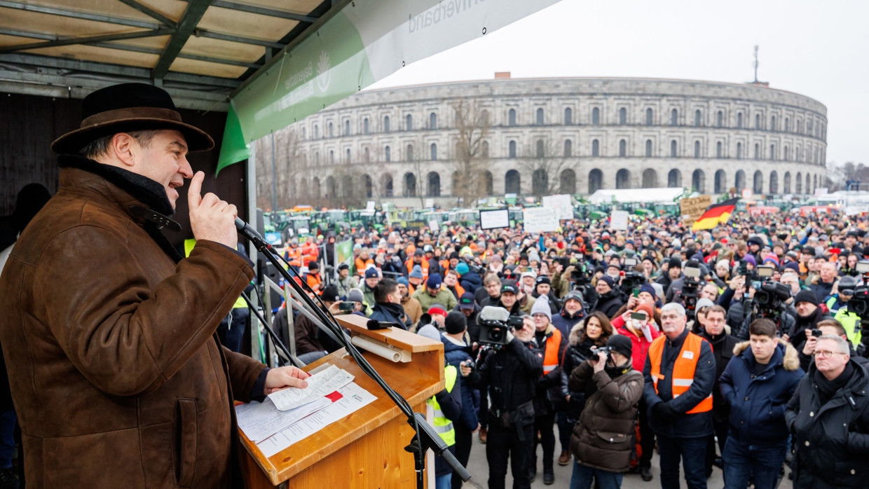 Was aber die geplante Steuererhöhung angeht, Mitbürger, so bin ich entschieden dagegen: Markus Söder möchte sich nicht nachsagen lassen, dass er in der Politikerblase lebt, und sprach daher am 12. Januar 2024 auf einer Kundgebung des Bauernverbandes in Nürnberg.