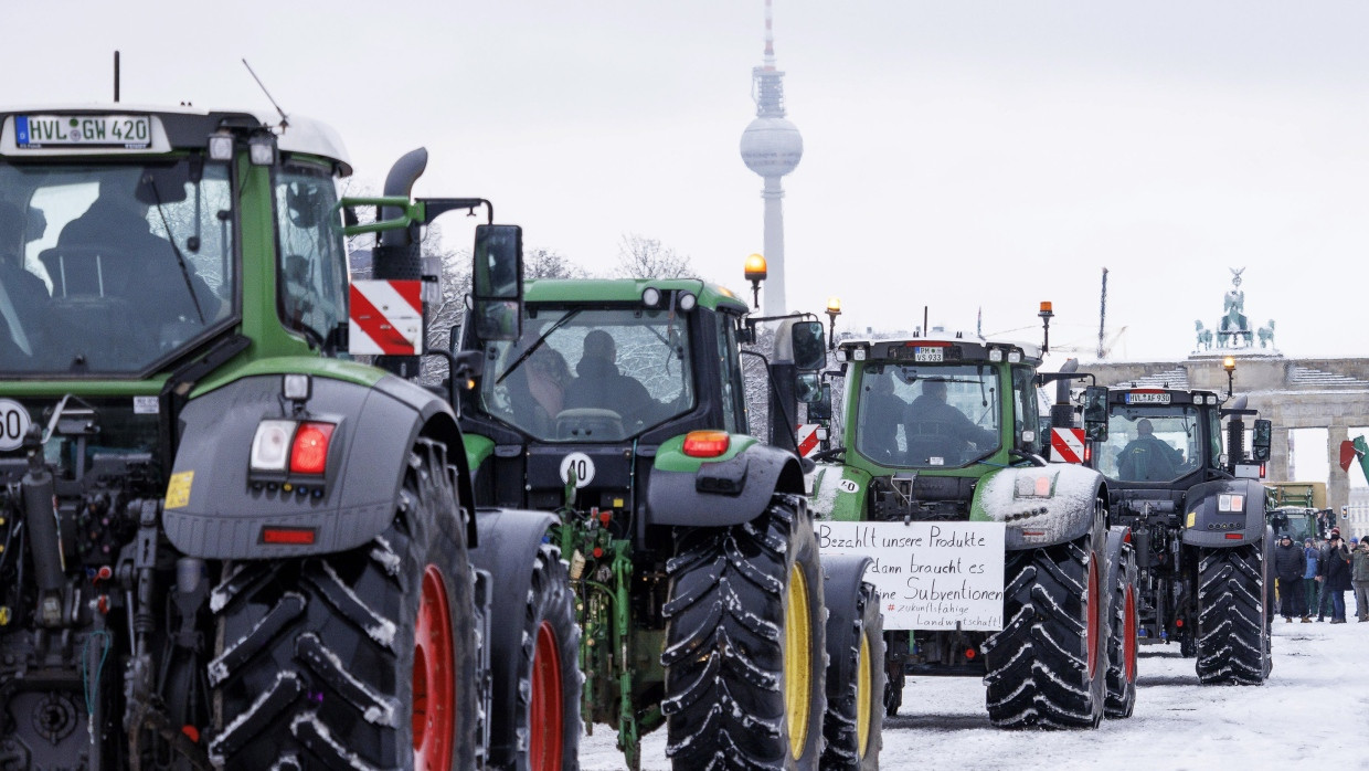 Zahlreiche Traktoren fahren auf der Straße des 17. Juni zum Brandenburger Tor.