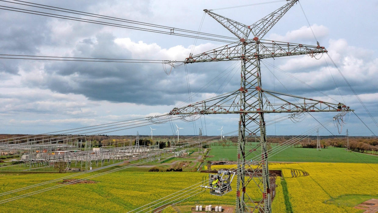 Luftige Höhe: Strommasten von Tennet nahe dem Umspannwerk Conneforde in Niedersachsen