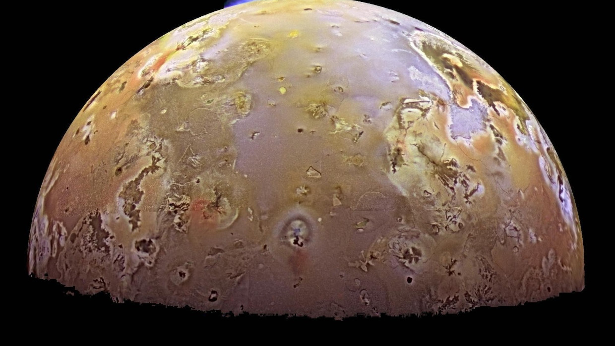 Der Jupitermond Io während eines Ausbruchs seines Vulkans Pillan Patera, aufgenommen am 28. Juni 1997 aus 600.000 Kilometern Entfernung von der Raumsonde „Galileo“. Die Eruption schleuderte Material 140 Kilometer hoch.