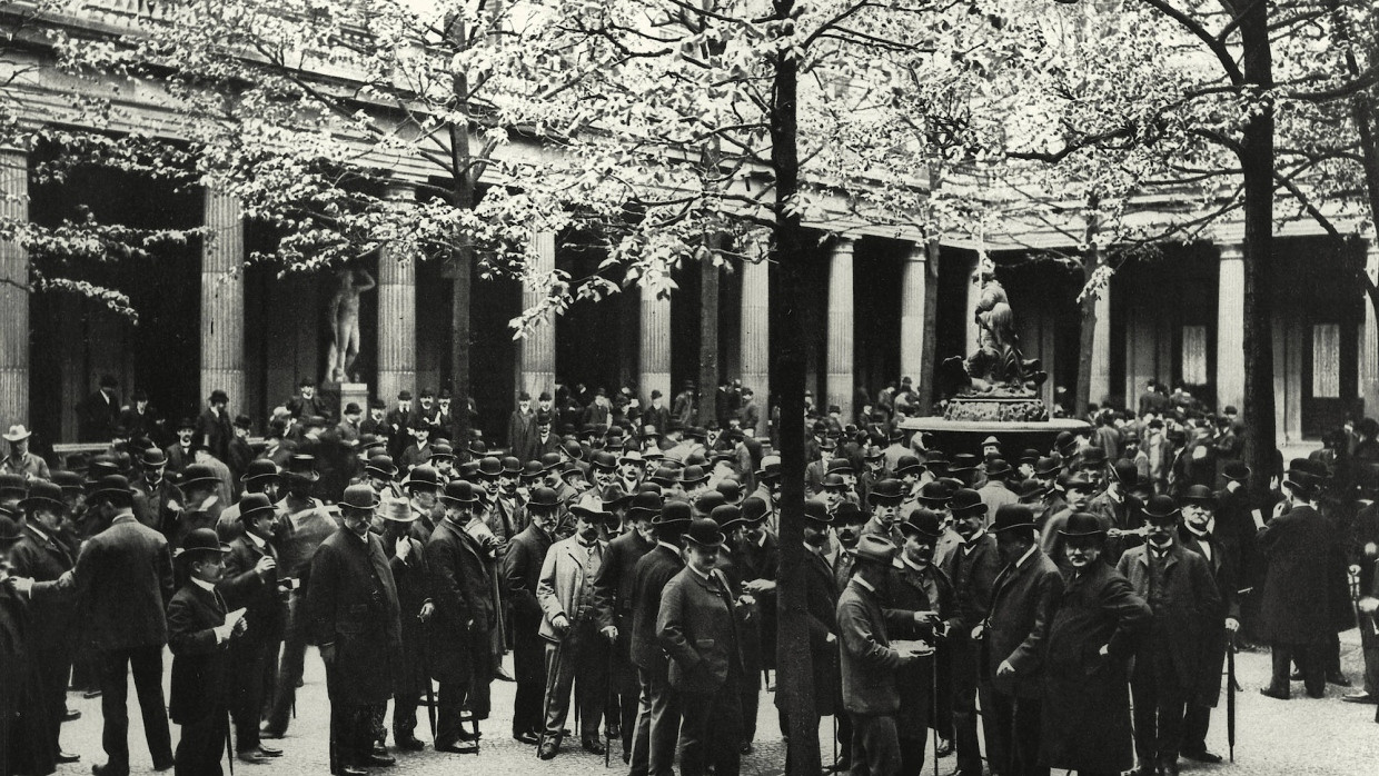 Vor der Berliner Börse im Jahr 1905: Damals setzten die Berliner lieber auf Aktien, während die Frankfurter Liebhaber von Anleihen waren.