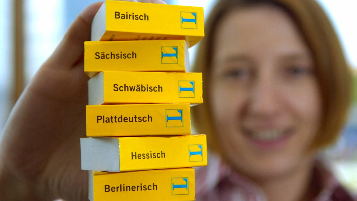Miniaturausgaben mit verschiedenen deutschen Dialekten des Wörterbuch-Herstellers Langenscheidt