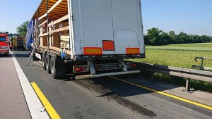 Unfall auf A5: Lastwagen mit Gefahrstoff verunglückt