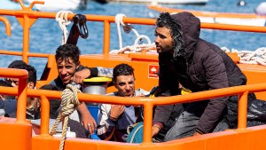 Abermals Flüchtlinge aus Seenot gerettet