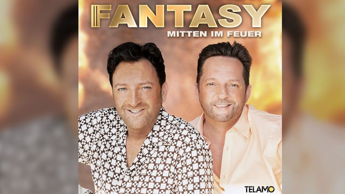 Fantasy stehen und singen „Mitten im Feuer“