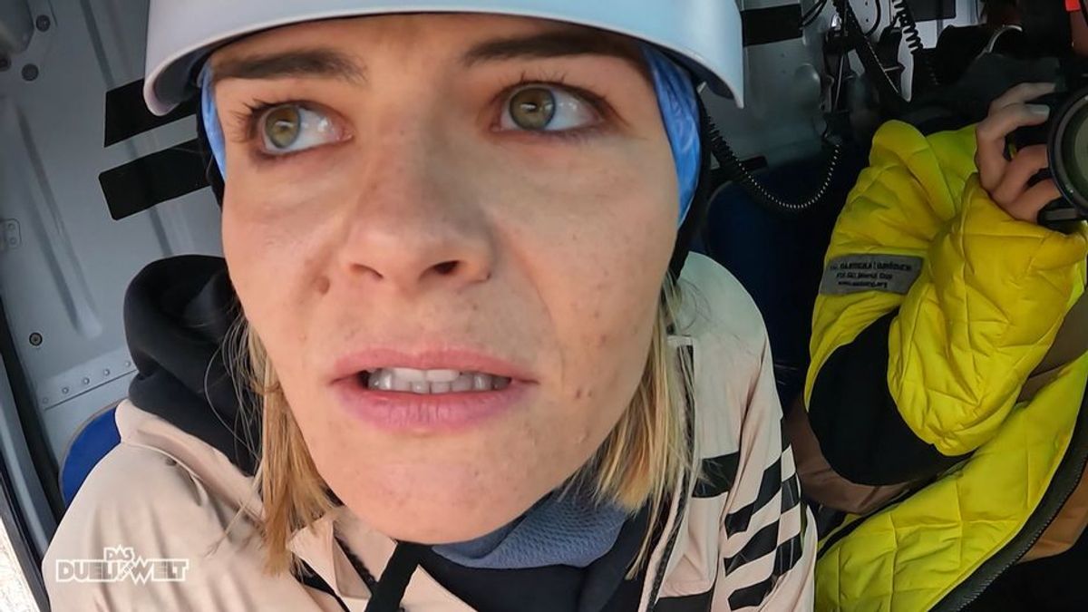 Hazel Brugger vergeht das Lachen: allein auf der Bergspitze