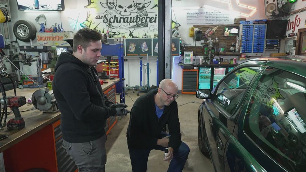 Profi-Werkzeug vs. Hacks und Gadgets: Auto-Reparatur mit Saugnapf und Zahnpasta