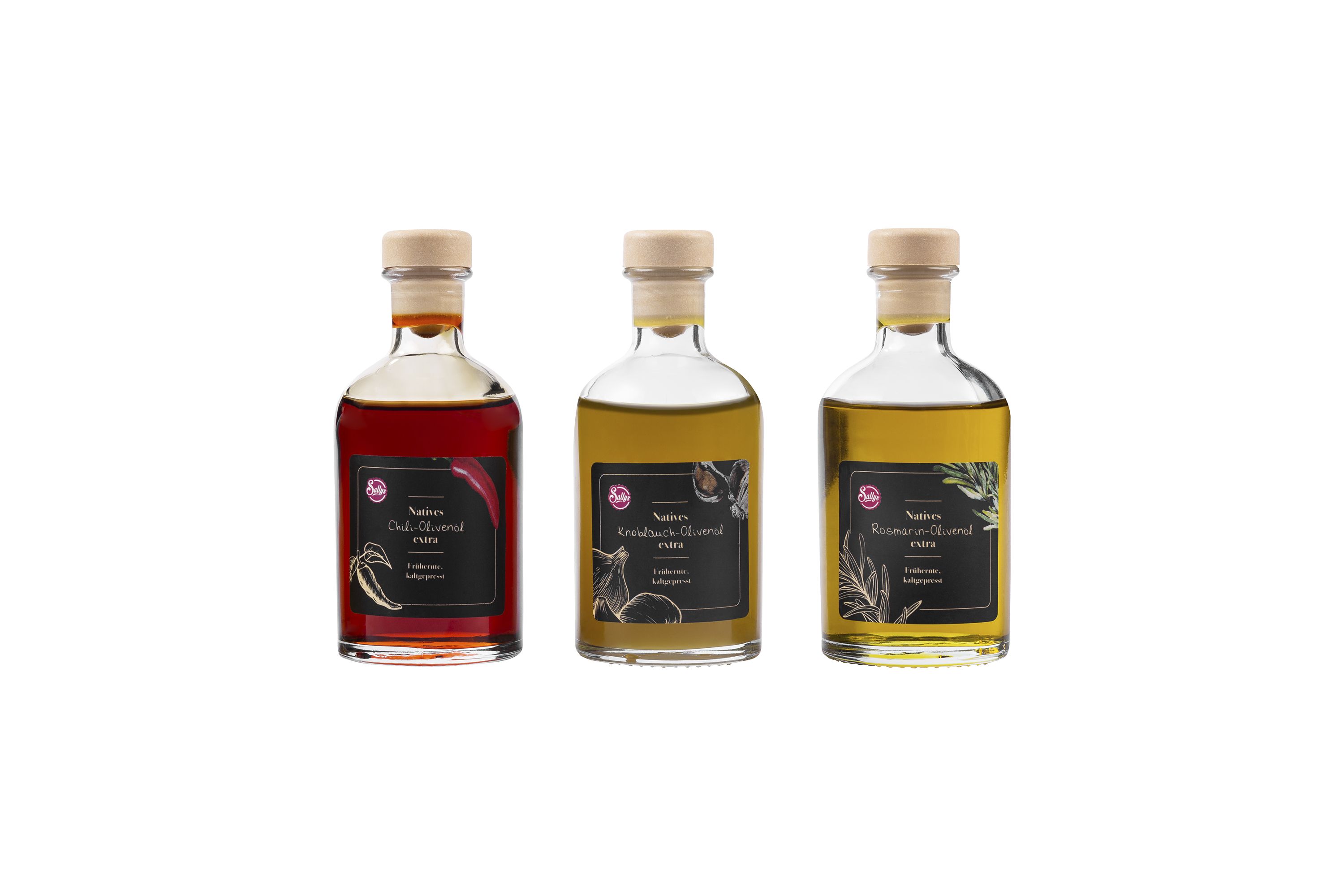 Drei verschiedene Olivenölflaschen mit unterschiedlichen Ölen