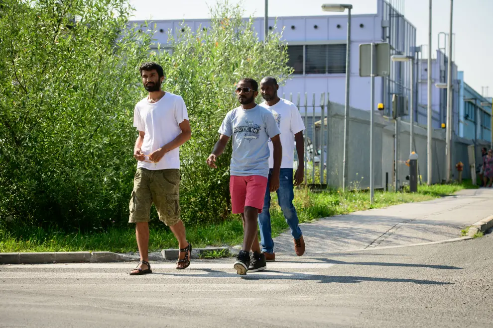 Migrants in front of the Ljubljana asylum centre. Photo: Nebojša Tejić/STA
