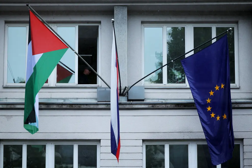 The Palestinian flag hung out next to those of Slovenia and the EU at the Government Palace. Photo: STA