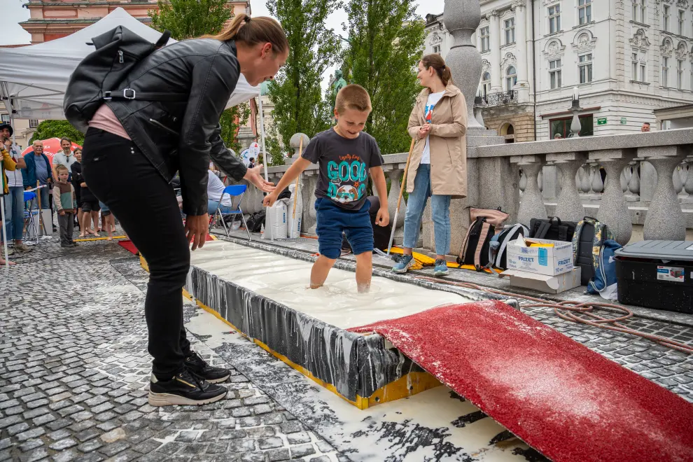 A child walks on oobleck at the 15th science festival Znanstival. Photo: Jakob Pintar/STA