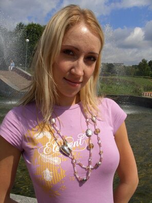 foto amadora blonde-amateur-russian-outdoor-boobs-naked-jeans-public-21-800x1067